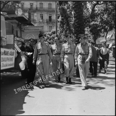 Promenade dans les rues d'Alger pour un groupe de rappelés en permission.