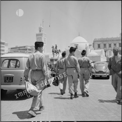 Promenade sur la place du Gouvernement (actuelle place des Martyrs) à Alger pour des rappelés en permission.