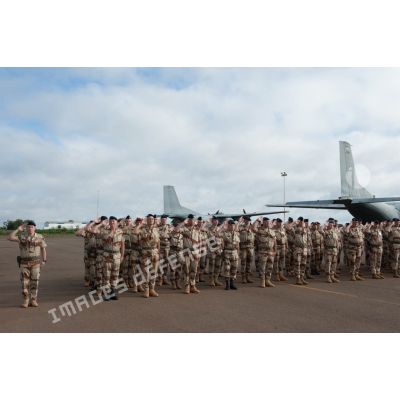 Les soldats du poste de commandement interarmées de théâtre (PCIAT) saluent le lever des couleurs lors d'une cérémonie à Bamako, au Mali.