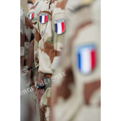 Patch France haute visibilité sur l'épaule des soldats à Bamako, au Mali.
