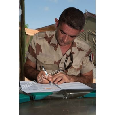 L'adjudant-chef Francis compte la dotation en munitions d'un soldat du poste de commandement de Bamako, au Mali.