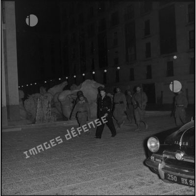 Patrouille de nuit des appelés et rappelés de la section Algérie du Service cinématographique des Armées (SCA) dans les rues d'Alger.