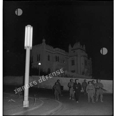 Patrouille de nuit des rappelés du Service cinématographique des Armées (SCA) à Diar Es Saada, en banlieue d'Alger.