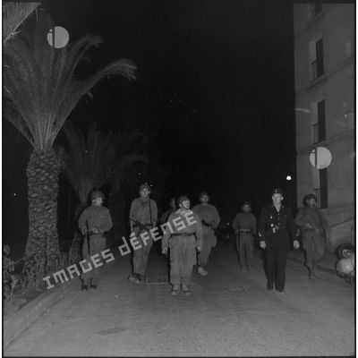 Patrouille de nuit des rappelés du Service cinématographique des Armées (SCA) à Diar Es Mahcoul, en banlieue d'Alger.