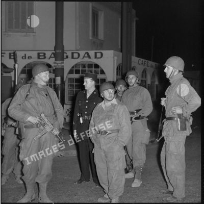 Patrouille de nuit des rappelés du Service cinématographique des Armées (SCA) à Alger.