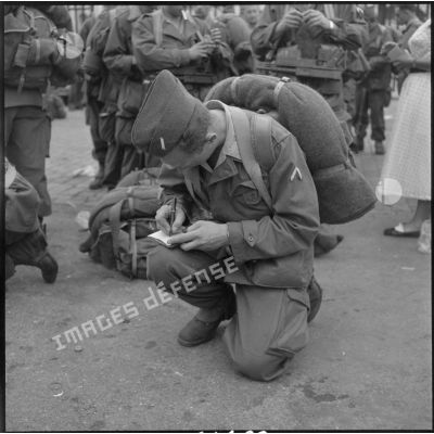 Un sergent écrivant une lettre à son arrivée à Alger.