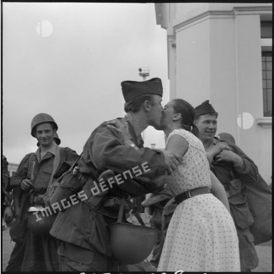 Un rappelé embrassant une étudiante à son arrivée à Alger.