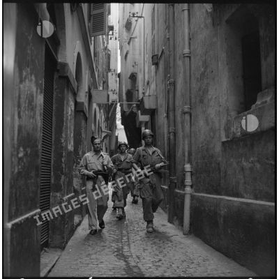 Patrouille du 9e régiment de zouaves (RZ) dans les rues d'Alger.