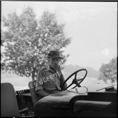 Un soldat au volant d'une jeep lors d'une mission de protection d'une ferme du Constantinois.