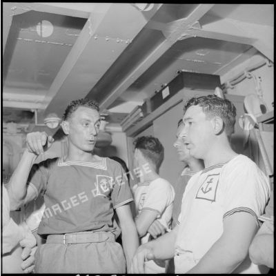 Deux matelots du navire-école Jean Bart en conversation.