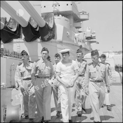 Un matelot du navire-école Jean Bart et des soldats du 9e régiment de zouaves (RZ).