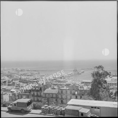 Vue sur le port d'Alger, où se situe le navire-école Jean Bart.