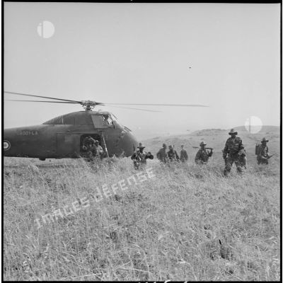 Débarquement de soldats du 6e RPC d'un hélicoptère Sikorsky H-34.
