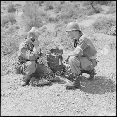 Les soldats Fargas et Lochon en liaison radio.
