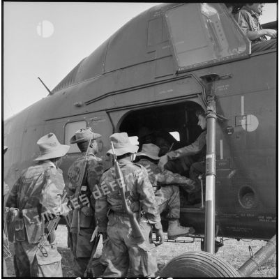Embarquement de soldats du 6e RPC à bord d'hélicoptères Sikorsky H-34.
