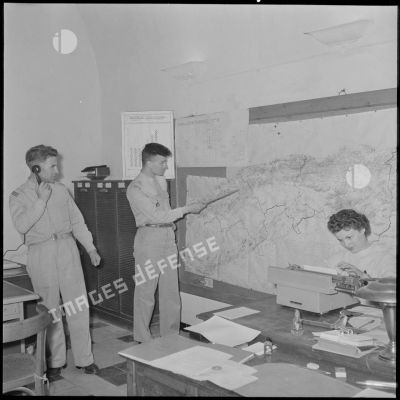 Des officiers dans un bureau du centre de transmissions d'Alger.