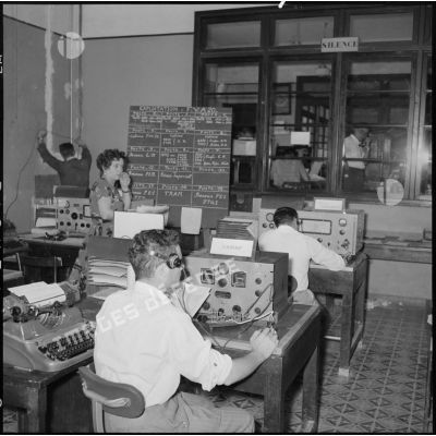 Des personnels du centre de transmissions d'Alger à leur poste.