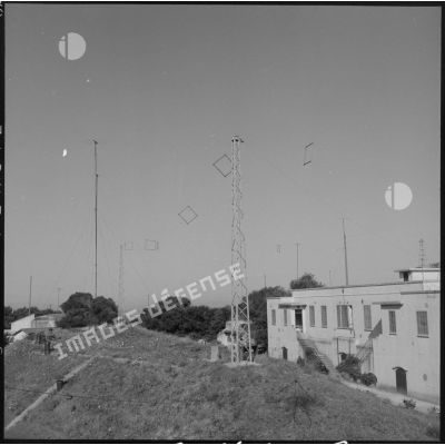 Le centre de transmissions d'Alger et une antenne de transmissions.
