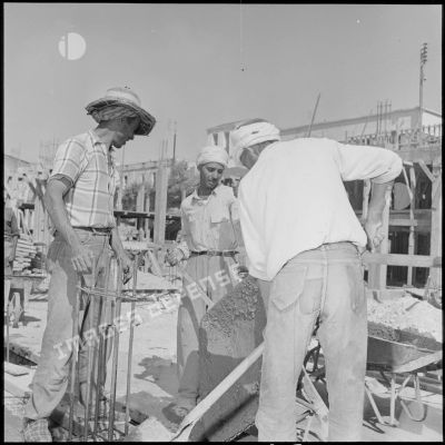 Des ouvriers algériens travaillent sur les chantiers de construction de nouveaux immeubles pour la ville d'Oran.