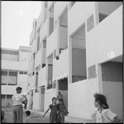 Des enfants devant leur immeuble à la cité Brunie.
