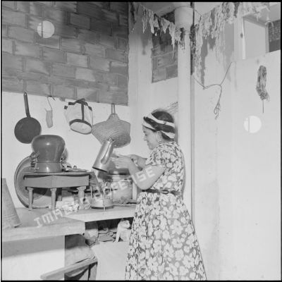 Une femme dans la cuisine de son logement familial de la cité Brunie à Oran.