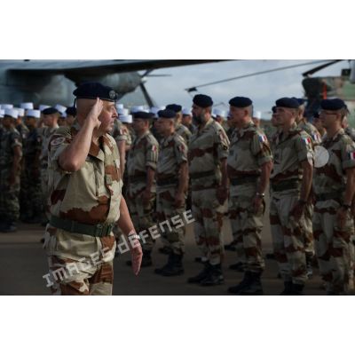 Le général Marc Foucaud passe les troupes en revue lors d'une cérémonie à Bamako, au Mali.