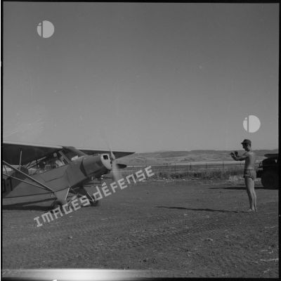 Atterrissage d'un avion Piper L 18 C dans la ferme de Bel-Air.