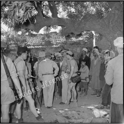 Le général Schumaker et le sous-préfet de Bouïra en conversation avec les habitants de Takerboust.