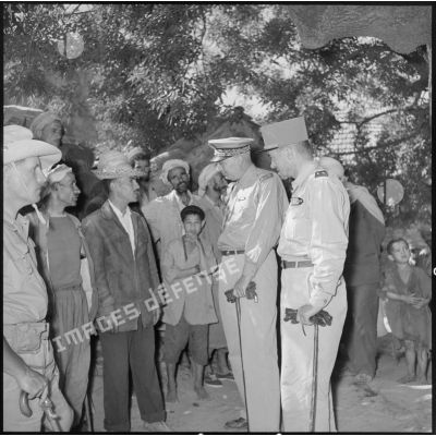 Le général Schumaker et monsieur le sous-préfet de Bouïra en conversation avec des habitants du village de Takerboust.