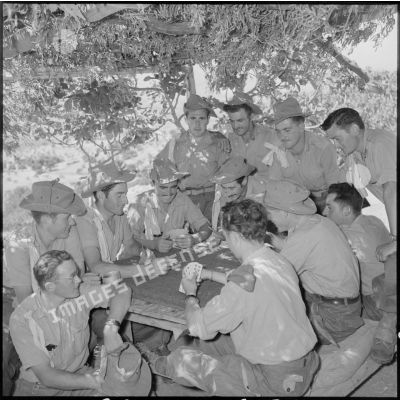 Des soldats du 2e régiment d'infanterie (RI) jouant aux cartes.