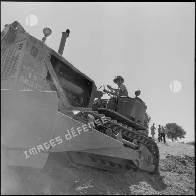 Un bulldozer en action sur la piste de Beni-Fouda.