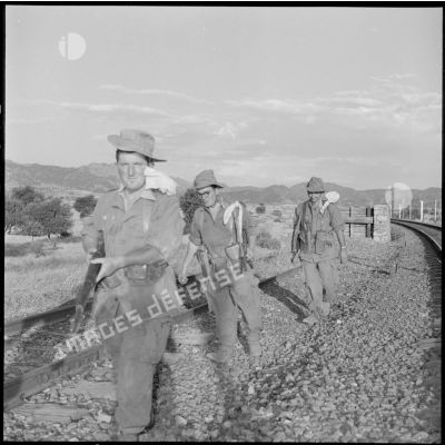 Des soldats du 2e régiment d'infanterie (RI) en patrouille le long de la voie ferrée.