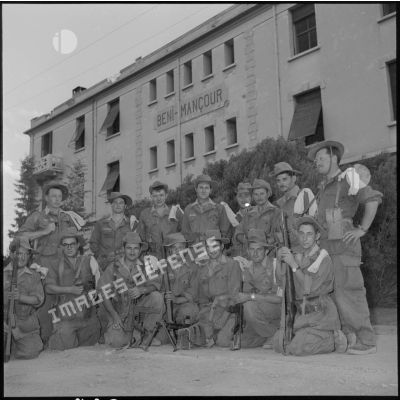 Photographie de groupe des rappelés du 2e régiment d'infanterie (RI).