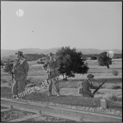 Des soldats du 2e régiment d'infanterie (RI) surveillant le secteur le long de la voie ferrée à Beni Mansour.