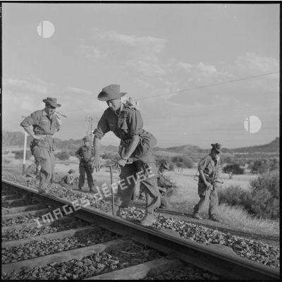 Un soldat du 2e régiment d'infanterie (RI) vérifiant la voie ferrée.