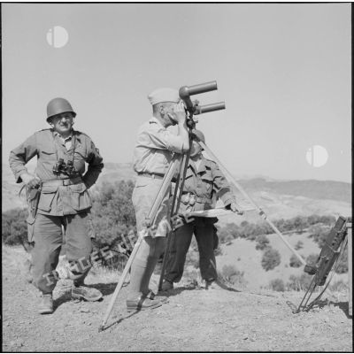 Le général Schumaker observant le douar Beni-Fouda au binoculaire.