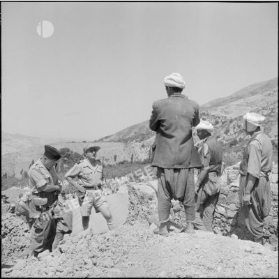 Le général Simon en conversation avec des ouvriers algériens.