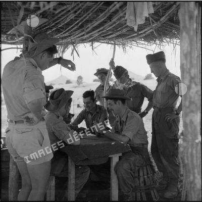 Des soldats de la 2e compagnie du 2e régiment d'infanterie (RI) jouant aux cartes.