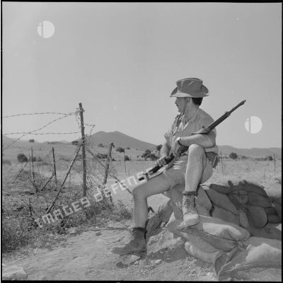 Un soldat de la 2e compagnie du 2e régiment d'infanterie (RI) montant la garde au poste de N'Daoud.