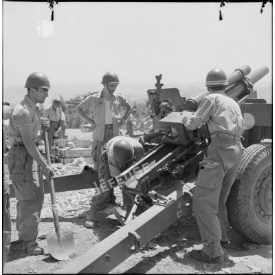 Mise en batterie d'une pièce d'artillerie de 105 mm.