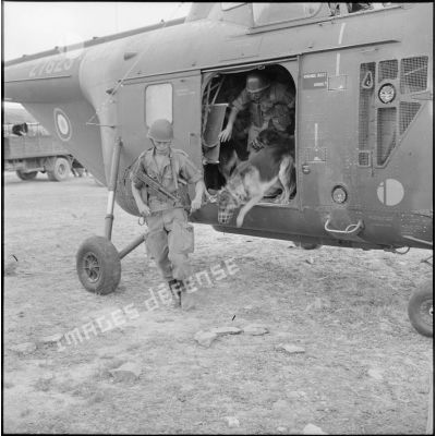 Débarquement de soldats d'un peloton cynophile d'un hélicoptère Sikorsky.