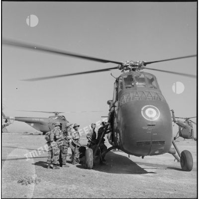 Embarquement de commandos du 1er REP à bord d'un hélicoptère Sikorsky.
