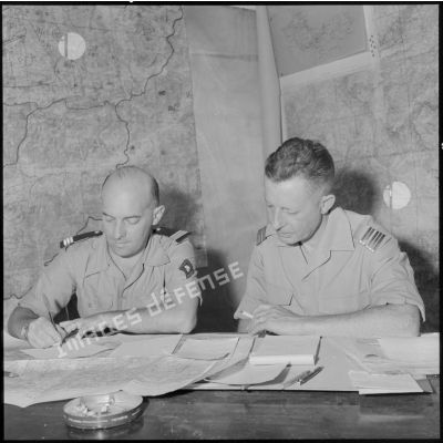 Le colonel Douchy et le capitaine Chresteil du 3e bureau d'état-major.