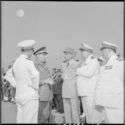 Le capitaine de vaisseau Ponchardier discutant avec les autorités militaires.