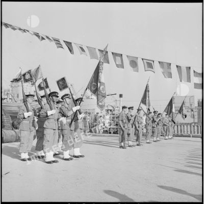 Des troupes de fusiliers-marins au port de Nemours.
