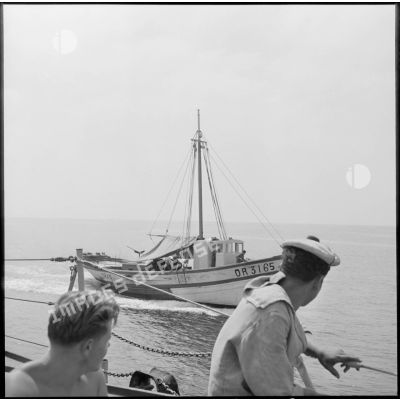 Un bateau de pêche à l'approche du patrouilleur côtier La Pique.