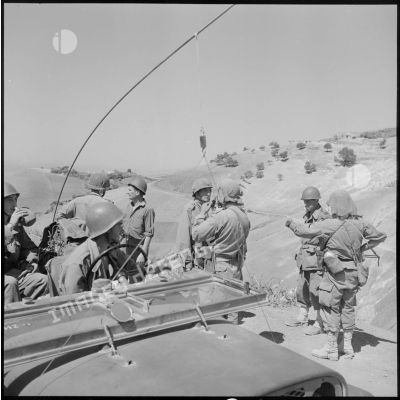 Halte des fusiliers-marins du 2e bataillon de la 1re demi-brigade de fusiliers-marins (DBFM) au djebel Zendal.