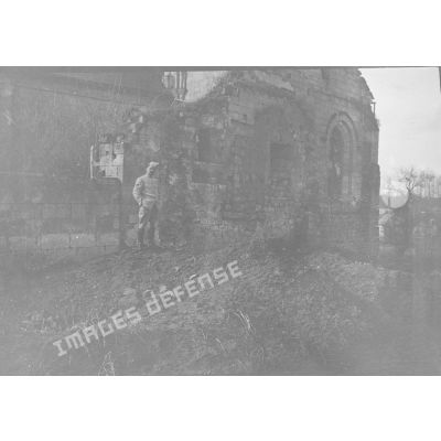 [Soldats posant devant une église en ruines, s.d.]