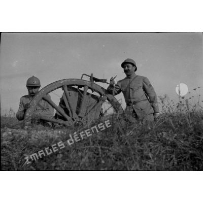 [Deux soldats posant accoudés sur une roue de canon, s.d.]