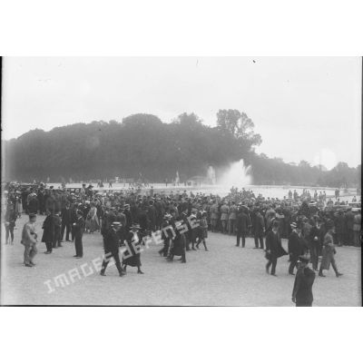 [Foule réunie à la sortie du château de Versailles lors de la signature du traité de paix, 28 juin 1919.]